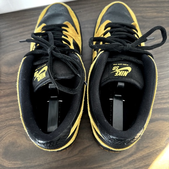 Nike SB Dunk Low Iowa Sneakers - Picture 4 of 10